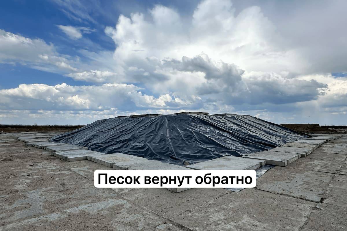 Замазученный песок, привезенный из Анапы на полигон в Ростовской области, вывезут обратно на Кубань Об этом сообщил врио ростовского губернатора Юрий Слюсарь. "Вопрос с мазутным песком на полигоне в Семикаракорском районе решен - его отправят обратно в Краснодарский край. Компания "Южный город" заключила соглашение на вывоз загрязненного песка на кубанский полигон", - заявил Слюсарь. Сколько денег потрачено на перевозку песка туда-сюда, не сообщается. свои фото, видео и истории присылайте нашему боту Краснодар Телетайп Подписаться