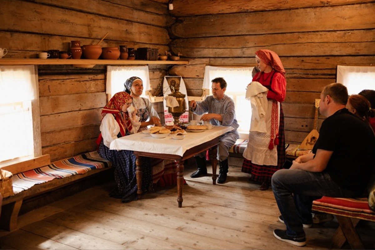 Фестиваль «Как по маслу» завершит гастрономическую программу «Лета Русского Севера» Вологодская область готовится к яркому финалу губернаторского проекта «Лето Русского Севера» — первому в истории региона гастрономическому фестивалю русской кухни «Как по маслу». До него осталось чуть больше месяца. 16 августа в музее «Семёнково» под Вологдой гостей ждёт большой деревенский обед в традициях вологодского гостеприимства, главным героем которого станет знаменитое вологодское масло. «В фестивале соединим наш символ высокого качества и традиций – знаменитое на весь мир вологодское масло, и живую культуру русского села. Представим продукцию лучших фермеров и мастеров маслоделия, приготовим большой деревенский обед из натуральных местных продуктов и деликатесы на русской печи. Приглашаем жителей и гостей региона присоединиться к этому большому празднику настоящего вологодского гостеприимства и навсегда влюбиться в жизнь на Русском Севере», – приводит комментарий губернатора Георгия Филимонова его пресс-служба.