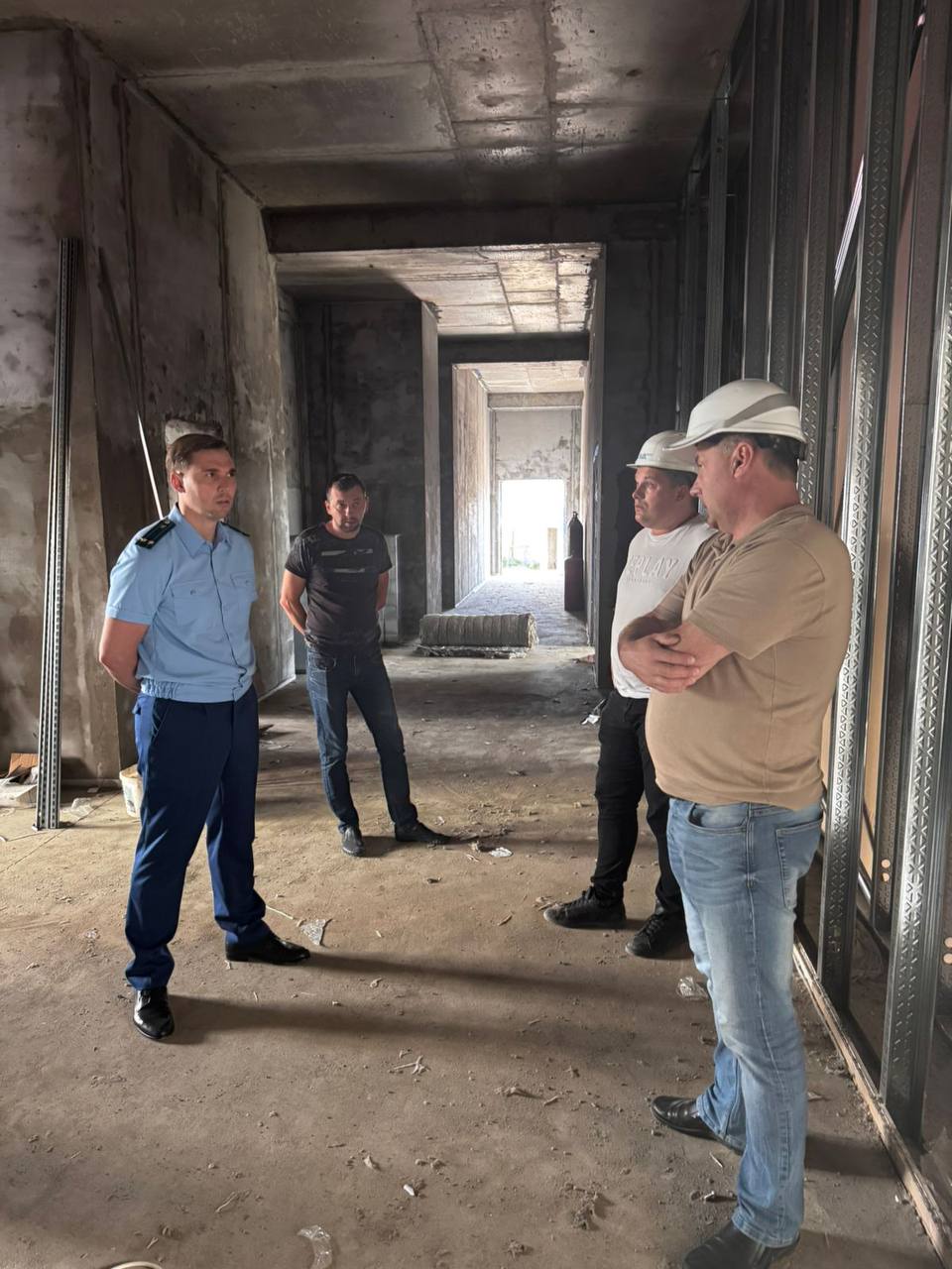 Прокурором Лазаревского района г. Сочи Артёмом Графом проверен ход выполнения работ по строительству социального объекта на территории Лазаревского района г. Сочи В рамках национального проекта «Образование» на территории Лазаревского района г. Сочи осуществляется строительство общеобразовательной школы на 1100 мест. В ходе выезда с подрядной организацией и заказчиком обсуждены дальнейший ход строительных работ на объекте, их соответствие производственным графикам и проектно-сметной документации. Также определены имеющиеся проблемы и способы их решения. Заинтересованным лицам разъяснена ответственность за нарушения законодательства при освоении бюджетных средств, несоблюдение сроков сдачи объекта. Строительство школы находится на постоянном контроле прокуратуры Лазаревского района г. Сочи.