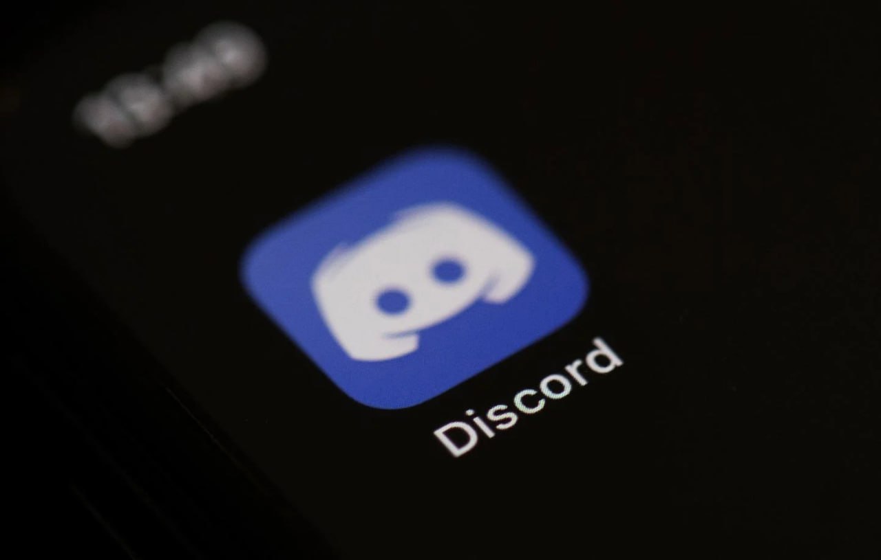 По данным Financial Times, в Discord ведут переговоры с банками о выходе на биржу.  Руководство сервиса уже обсуждало такой ход в 2021 году, когда оно отказалось от слияния с Microsoft.