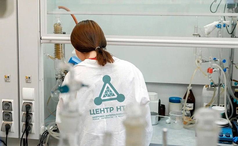 Центр Национальной технологической инициативы Цифровое материаловедение новые материалы и вещества разрабатывает информационную систему для создания деталей для БПЛА из полимерного композита с применением ИИ Не имеющая в мире аналогов система сама подберёт под заданные параметры эксплуатации лучшие материалы даст прогноз их состояния при нагрузках оценит долговечность и прочность изделий с учётом 40 параметров материала Использование системы сократит срок создания деталей на 40 расходы на их испытания на 20 Победившая в конкурсе ориентированных и прикладных научных исследований Российского научного фонда в рамках нацпроекта Новые материалы и химия разработка использует российские программные решения и базы