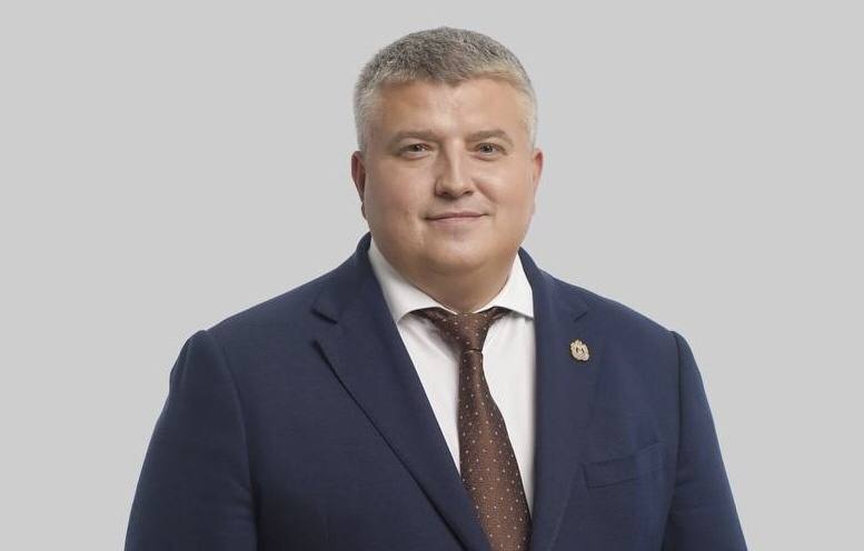 Сегодня состоялась торжественная церемония вступления в должность губернатора Новгородской области Александра Дронова За время исполнения обязанностей Александр Валентинович уже показал что готов решать важнейшие задачи и вести область к развитию в сферах экономики образования социальной поддержки и инфраструктуры Сейчас открывается новая страница когда есть полная возможность реализовать амбициозные планы и работать на благо каждого жителя Новгородчина Новгородская область уже демонстрирует стабильный рост и инновационный подход теперь главное сохранить этот импульс и двигаться дальше Поздравляю Александра Валентиновича и желаю энергии мудрости и новых достижений на благо Новгородчина ГосДумаРФ Новгородчина ЕР53