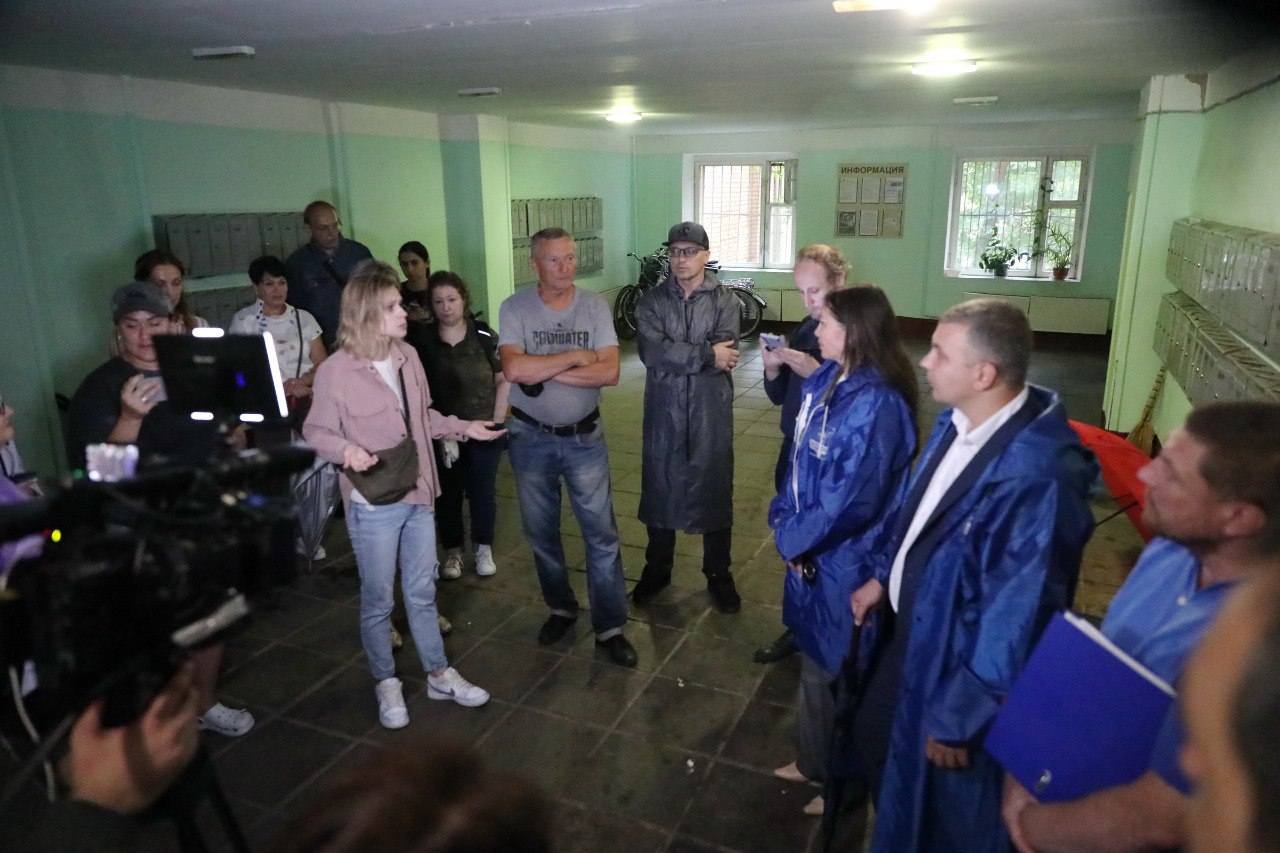 Ветклиника в Долгопрудном: власти разъяснили детали проекта и выслушали мнение горожан    Жители Лихачёвского шоссе обеспокоены планами по строительству ветеринарной клиники  вблизи дома 16. Чтобы ответить на их вопросы, сегодня, 4 августа, на встречу приехали представители городской администрации. Местные жители активно высказали своё несогласие с проектом. Их главные аргументы: вырубка деревьев, неудобства из-за посетителей и потенциальные проблемы с парковкой.    Для справки:   - земельный участок с кадастровым номером 50:42:0020101:1405; - площадь участка – 2000 кв. м; - категория земель – земли населённых пунктов; - вид разрешённого использования – амбулаторное ветеринарное обслуживание; - собственник – Московская область. Право зарегистрировано 27.08.2015 г.  Заместители главы Долгопрудного Дина Ильясова и Егор Бунтин ответили на вопросы жителей.   «Будет решаться вопрос об оптимизации организации дорожного движения рядом с ветклиникой в целях минимального нанесения ущерба комфорту жителей близлежащих домов, – сказала Дина Ильясова. – Законность нахождения в государственной собственности Московской области данного земельного участка может оспариваться только в судебном порядке. Администрация готова выступить третьим лицом на стороне жителей и предоставить все имеющиеся у нас документы».  Разговор будет продолжен. Запланирована следующая встреча с активными гражданами, о которой их адресно известят.   #долгопрудный #вдолгопрудном #подмосковье #ветклиникавДолгопрудном #будьвкурсе