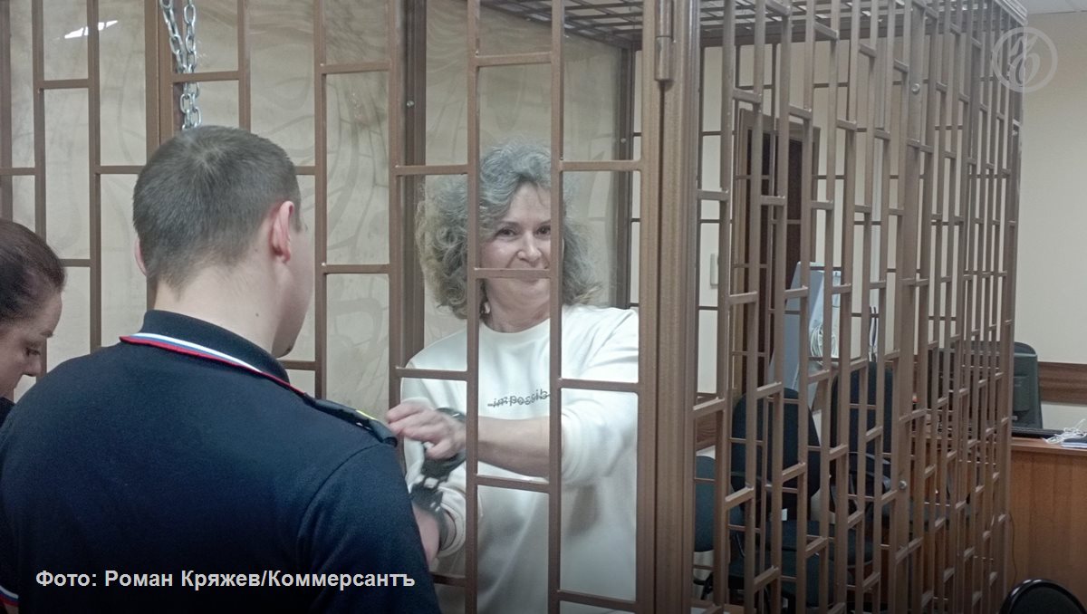 Бывшего регистратора нижегородского управления Росреестра Оксану Лобанову приговорили к девяти годам колонии общего режима со штрафом в 4 млн руб Также суд постановил взыскать с нее 2 2 млн руб сумму двух взяток получение которых инкриминировало ей следствие Одну из них Оксане Лобановой передали через посредников от отельера Дмитрия Володина за регистрацию гостиницы Бобо на Большой Покровской установил суд Бывшая сотрудница Росреестра вину не признала и пыталась доказать что ее уголовное дело построено на оговоре посредников освобожденных от уголовной ответственности На приговор уже подана апелляционная жалоба Подписывайтесь на Ъ Приволжье