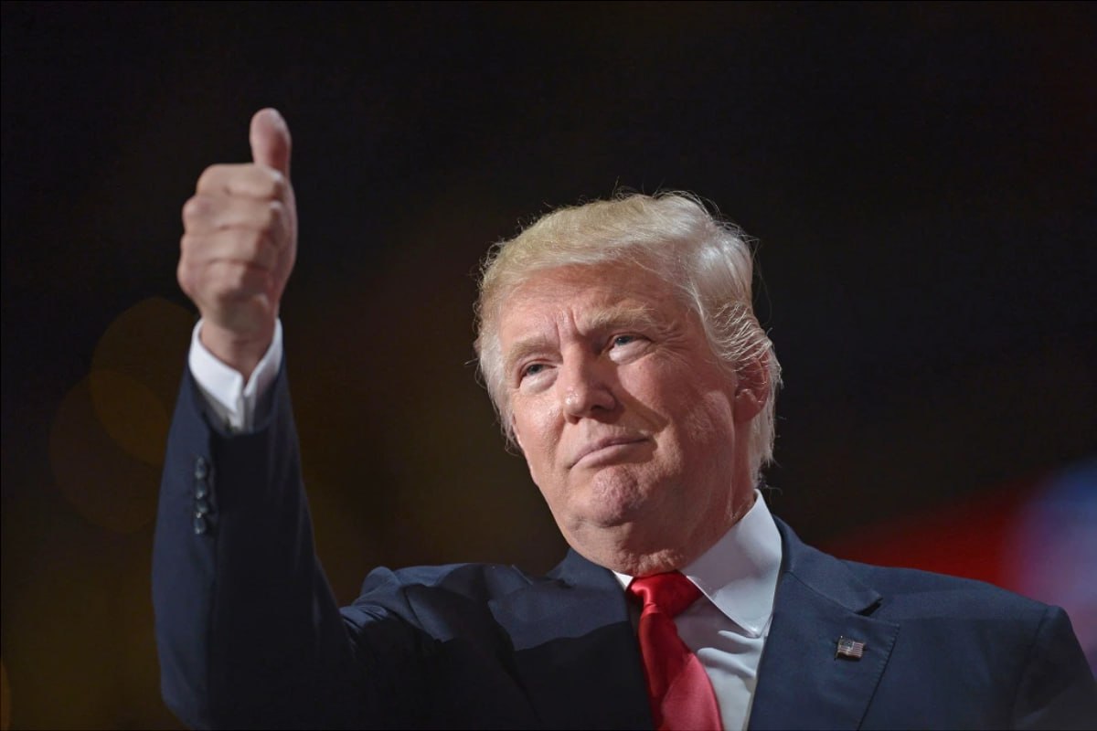Трамп приостановил борьбу с некоторыми категориями мигрантов Служба иммиграционного и таможенного контроля США ICE приостановила задержания мигрантов, занятых в сельском хозяйстве, ресторанном и гостиничном бизнесе. Соответствующее распоряжение дала Администрация президента Дональда Трампа. На проведение расследований, связанных с торговлей людьми, отмыванием денег, контрабандой наркотиков, распоряжение не влияет, оно запрещает задерживать тех, чье единственное нарушение — незаконное нахождение на территории США. The New York Times пишет, что такие действия могут свидетельствовать о вреде борьбы с мигрантами американскому бизнесу и аграрной промышленности, о последнем президенту и ранее сообщали коллеги по Республиканской партии.
