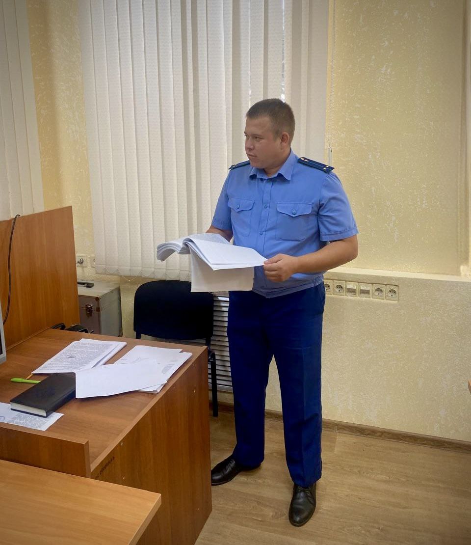 В Новоалександровске вынесен приговор по уголовному делу об участии в преступном сообществе, хищении более 150 млн рублей и самоуправстве   Новоалександровский районный суд вынес приговор по уголовному делу в отношении 52-летнего местного жителя.    Он признан виновным по ч. 2 ст. 210 УК РФ  участие в преступном сообществе , пп. «а», «б» ч. 4 ст. 158 УК РФ  кража , ч. 2 ст. 330 УК РФ  самоуправство .  В суде установлено, что в 2019 году руководитель одного из племколхозов Новоалександровского округа создал преступное сообщество, в которое вовлек бригадиров и других работников организации, с целью хищения имущества сельхозпредприятия.   Имея меры воздействия на работников, участники преступного сообщества принуждали иных работников организации оформлять на себя займы из средств, имеющихся на балансе колхоза, при этом деньги заемщикам на руки не выдавались. Главный бухгалтер по подготовленным расходно-кассовым ордерам получал из кассы оформленные суммы, убеждая потерпевших, что они пойдут на выплату заработной платы.  Кроме того, фигуранты уголовного дела путем внесения в документы финансово-хозяйственной деятельности сельхозпредприятия подложных сведений об объемах собранного урожая похищали продукцию, выращенную сельхозпредприятием.    Денежные средства, вырученные от продажи похищенной сельхозпродукции, тратили на приобретение в личное пользование недвижимого имущества и автотранспортных средств.   Общая сумма причиненного сельхозпредприятию ущерба составила более 150 млн рублей.   С учетом позиции государственного обвинителя суд назначил подсудимому наказание в виде 8 лет 6 месяцев лишения свободы с отбыванием в исправительной колонии общего режима с ограничением свободы на срок 1 год.   Приговор не вступил в законную силу.   Иные участники преступного сообщества ранее приговорены к различным срокам лишения свободы.