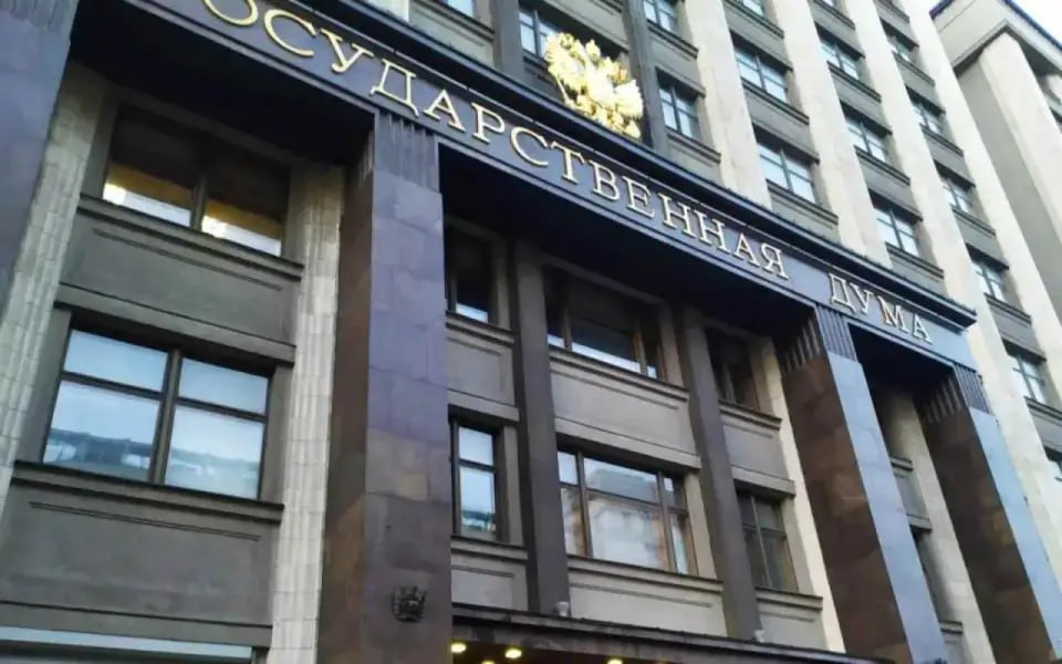 Госдума усложняет возврат иностранных инвесторов: российский бизнес сможет отказывать в обратном выкупе долей Госдума готовит ко второму чтению законопроект, который может существенно изменить правила возврата иностранных инвесторов в российские компании. Новые поправки предоставят российскому бизнесу право отказывать иностранным партнерам в обратном выкупе долей по опционам, даже если такие условия были прописаны в договорах ранее. Поправки затрагивают сделки, заключенные после 24 февраля 2022 года, когда многие иностранные компании покинули российский рынок. Теперь, если российская сторона не заинтересована в возврате иностранного инвестора, она сможет в одностороннем порядке отказать в исполнении опциона. Для сделок, связанных с выкупом более 10% голосующих акций, потребуется одобрение специальной правительственной комиссии. Причинами для отказа могут стать: - Связи инвестора с «недружественными» странами - Продажа актива после 24 февраля 2022 года - Заниженная цена опциона по сравнению с рыночной стоимостью - Неисполнение обязательств перед сотрудниками и кредиторами компании Если российская компания отказывает в возврате доли, иностранный инвестор сможет потребовать компенсацию в течение года. Однако если будет доказано, что инвестор действовал недобросовестно, размер компенсации может быть уменьшен или она вовсе не будет выплачена. По словам авторов инициативы, поправки направлены на защиту интересов российской экономики и предотвращение спекуляций при возврате иностранных инвесторов. Законопроект должен стать инструментом, который позволит государству контролировать подобные сделки и принимать решения в интересах страны. Ожидается, что Госдума рассмотрит документ во втором чтении уже 27 мая 2025 года.