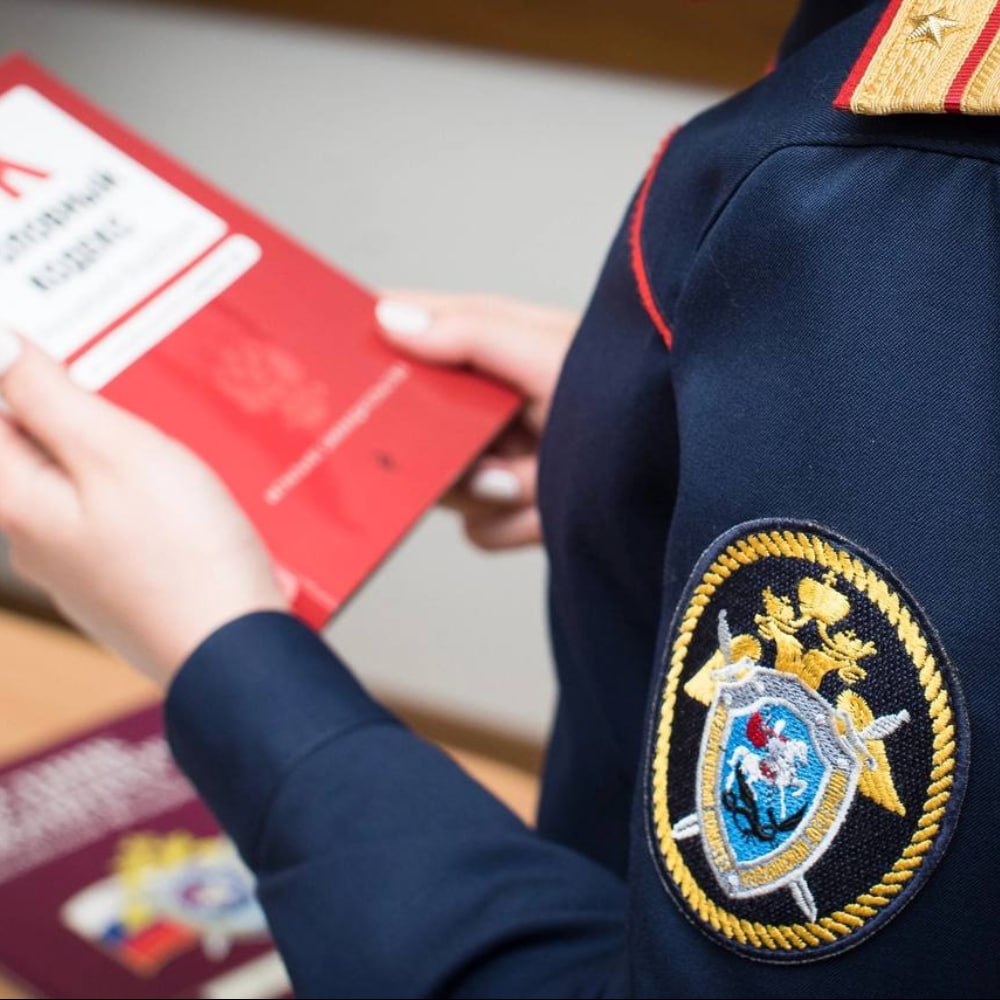 Уголовное дело завели после массового отравления в общепите Братска Напомним, что за медицинской помощью после перекуса в одном из заведений обратились девять братчан, были госпитализированы двое взрослых и четверо детей. У всех девятерых выявлены признаки острой кишечной инфекции. Причиной происшествия может служить заведение в Центральном районе Братска. По сообщениям из местных телеграм-каналов, речь идет о торговой точке с шаурмой на улице Рябикова. В администрации города и региональном Роспотребнадзоре сообщили о начале проверки и эпидрасследовании. Уже взяты пробы и анализы, результаты станут известны через несколько дней. О точном месте проверки не сообщается. Ситуация на личном контроле мэра Дубровина. Сотрудники регионального следкома допрашивают свидетелей и потерпевших.