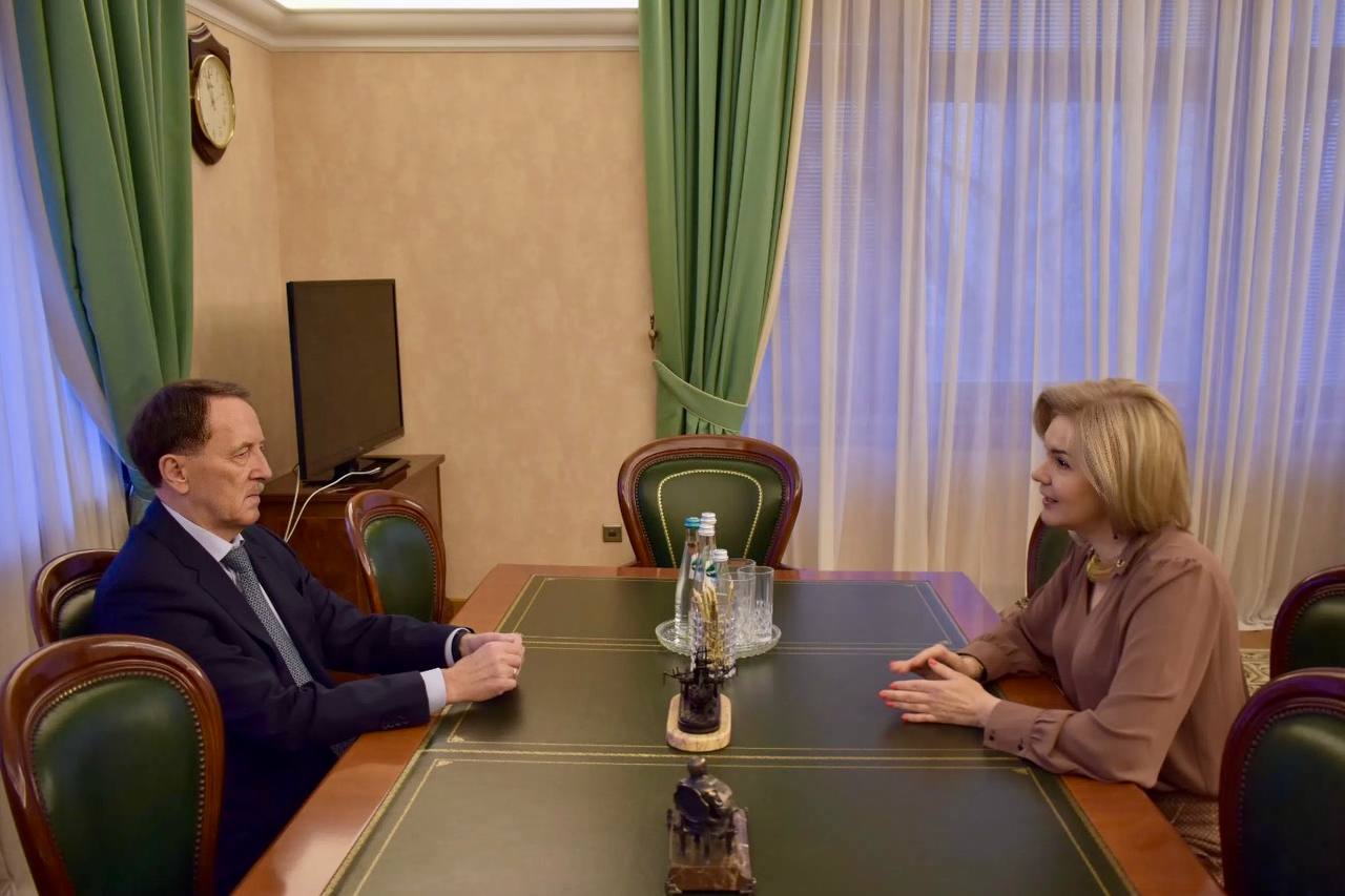 Провел рабочую встречу с председателем Общественной палаты Воронежской области Наталией Хван обсудили результаты работы общественников за прошедший год и планы на 2026 й По итогам 2025 года Общественная палата Воронежской области вошла в десятку лидеров рейтинга региональных общественных палат с высокой эффективностью Этот рейтинг инициированный Общественной палатой РФ и агентством РАЭКС Аналитика оценивает деятельность палат всех 89 субъектов по 30 ключевым показателям Он охватывает нормотворчество общественный контроль медиаактивность и информационную открытость Высокая позиция Воронежской области подтверждает системную работу устойчивую ресурсную базу и постоянную публичную активность Признание на федеральном уровне это серьезный стимул для дальнейшей работы Поэтому договорились весной следующего года провести в Воронеже встречу с общественниками Совместно определим точки роста и новые задачи Такие ежегодные встречи уже становятся традицией в ходе прямого диалога с общественниками мы обсуждаем вопросы развития гражданского общества реализации социальных проектов и решения актуальных проблем региона В то же время как депутат Государственной Думы я рассматриваю такие встречи как отчет о проделанной мною работе К дискуссии пригласим представителей региональной власти общественных организаций авторов социальных инициатив и активных граждан Рассчитываю что диалог получится конкретным и ориентированным на практический результат