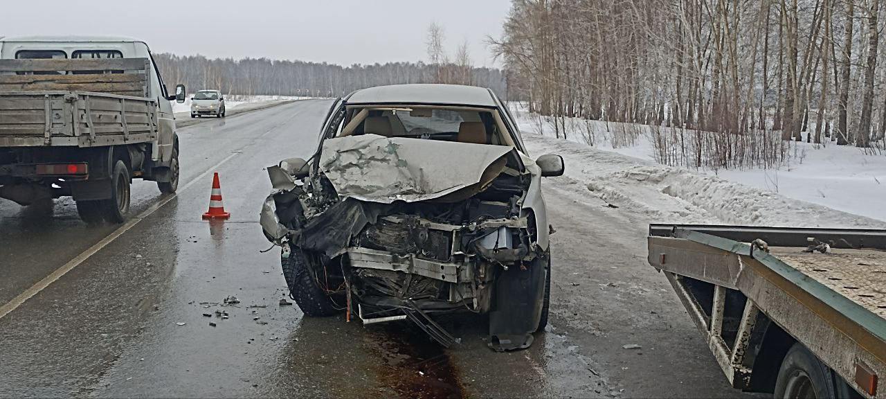 Шесть человек пострадали в ДТП на омской трассе. Авария произошла сегодня утром в районе 23-го километра дороги Омск — Муромцево.   ⏺ Как рассказали в пресс-службе УМВД России по Омской области, 43-летний водитель автомобиля «Хонда» выехал на встречку и столкнулся с машиной «Тойота», за рулем которой был 68-летний мужчина.  ⏺ В результате аварии помощь медиков потребовалась самому водителю «Хонды», его пассажирам — 42-летней женщине, 15-летней девочке и 10-летнему мальчику. Также пострадали водитель «Тойоты» и его пассажир — 61-летняя женщина.  ⏺ Судя по фото, которое опубликовала полиция, передняя часть обеих машин превратилась в груду металла, а один из автомобилей улетел в кювет.  ⏺ Окончательные причины ДТП будут выяснены в ходе проверки.  Фото: УМВД России по Омской области