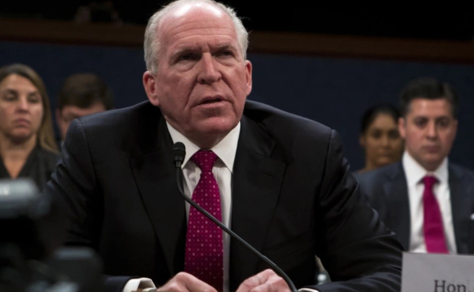 Экс глава ЦРУ Джон Бреннан бывшие сотрудники ФБР Лиза Пейдж и Питер Стржок получили повестки в суд по делу о расследовании предполагаемого вмешательства России в выборы президента США в 2016 году сообщают Fox News и Associated Press со ссылкой на источники По их данным всего ожидается 30 повесток по этому делу в ближайшее время AP уточняет что большое жюри в этих повестках запрашивает документы связанные с подготовкой оценки разведывательного сообщества администрации 44 го президента США Барака Обамы о вмешательстве России в выборы Стржок и Пейдж участвовали в расследовании получившем название Ураган перекрестного огня и обменивались уничижительными сообщениями о президенте США Дональде Трампе выигравшем те выборы пишет AP Оба были уволены в 2018 году Во время дачи показаний в том году в конгрессе Стржок подтвердил что у них с Пейдж был роман Источники Fox в Минюсте США рассказали что нынешний глава ЦРУ Джон Рэтклифф передал доказательства противоправных действий Бреннана директору ФБР Кэшу Пателю для возможного расследования Было возбуждено уголовное дело оно продолжается однако собеседники телеканала не уточняют подробности В частности неясно идет ли в расследовании речь о даче ложных показаний в конгрессе Фото Alex Edelman Zuma Press Global Look Press Картина дня в канале РБК в МАХ