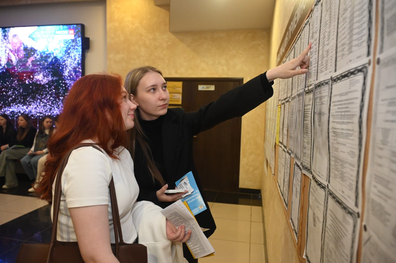 У пензенских абитуриентов вырос интерес к инженерным направлениям    Ректор ПГУ Александр Дмитриевич Гуляков прокомментировал промежуточные итоги приёмной кампании — 2025.  50% от общего количества бюджетных мест в Пензенском госуниверситете приходится на технические направления подготовки. То есть из 1451 бюджетного места, которые выделены ПГУ на 2025 год по направлениям бакалавриата и специалитета, 707 приходится на Политехнический институт. Это очень важно: усиление роли инженерного кластера в стране — залог развития нашей экономики, — глава вуза считает спрос абитуриентов логичным ответом на рост в промышленном секторе региона.  «Математическое обеспечение и администрирование информационных систем», «Информатика и вычислительная техника», «Информационные системы и технологии», «Прикладная информатика», «Программная инженерия» — эти направления наиболее популярны среди технических у абитуриентов, — отметил ответственный секретарь Приёмной комиссии ПГУ Виталий Анатальевич Соловьев.  Подробнее