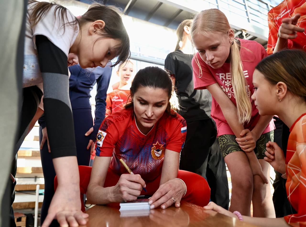 Анна Чичерова поделилась секретами мастерства с юными челябинскими легкоатлетами   www up74 ru articles news 168330 Олимпийская чемпионка приехала в южноуральскую столицу на Мемориал Лукашевича Середкина