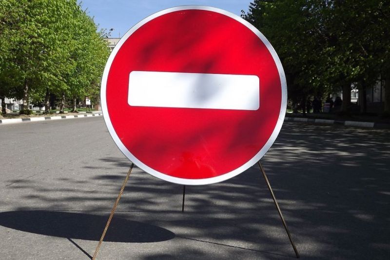 В городе Елизово ограничат движение транспорта Завтра в центре города Елизово будет временно ограничено движение автотранспорта, сообщили РАИ «КАМЧАТКА-ИНФОРМ» в администрации Елизовского муниципального района. Ограничения связаны с проведением массового велопробега, приуроченного ко Дню физкультурника. Старт спортивного мероприятия состоится у дома культуры и творчества молодёжи «Юность» ул. Ленина, 16 , а финиш велопробега - у лыжной базы 34 километра ул. Ленина, 69 . Участок автодороги между этими пунктами перекроют с 11:30 до 12:00 – на время проведения велопробега. Автолюбителей просят учитывать ограничения при планировании маршрута своего передвижения. КАМЧАТКА-ИНФОРМ — новости Камчатки в Telegram Фоторепортажи и эксклюзивные материалы на kamchatinfo.com НАПИСАТЬ НАМ