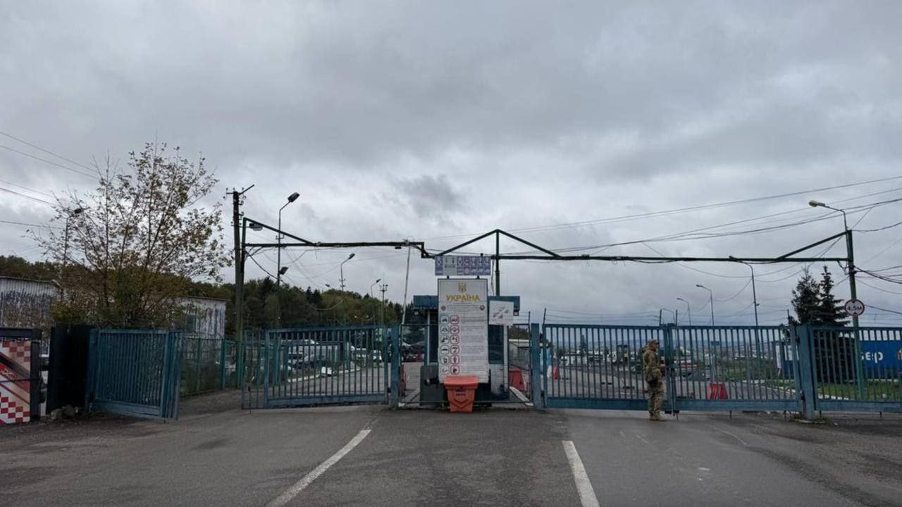 Через пункт Шегини в Украину вернули 50 украинцев депортированных из США По данным спикера Госпогранслужбы Демченко США заранее уведомили о депортации через Польшу Пограничники оформили въезд и выясняют обстоятельства выдворения НАШИ РЕСУРСЫ Telegram Tik tok YouTube RUTUBE