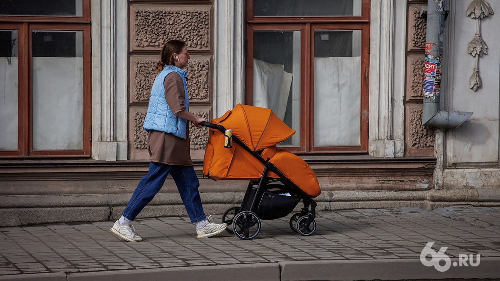 Свердловчанкам, родившим до 23 лет, заплатят по полмиллиона Эти деньги можно будет потратить на уплату процентов по кредиту на покупку жилья включая ипотеку . Также молодые мамы смогут рассчитывать на: 50 тыс. рублей на покупку товаров первой необходимости для ребенка до 15 тыс. рублей в месяц в виде компенсации расходов на аренду жилья во время учебы. Чтобы получить выплаты, нужно подать заявление в управление соцполитики по месту жительства. Новости из Екатеринбурга
