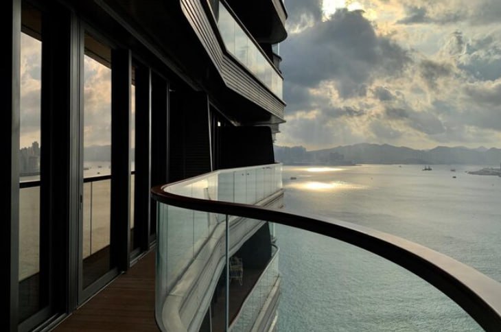 Доля премиальных объектов недвижимости в Сочи выросла почти вдвое Количество сделок в сегменте премиум также выросла с 0 2 в 2021 году до 23 3 в текущем году В то же время комфорт класс сократил свою долю с 97 4 до 46 5 Средняя площадь сделок составляет около 30 квадратных метров Стройка