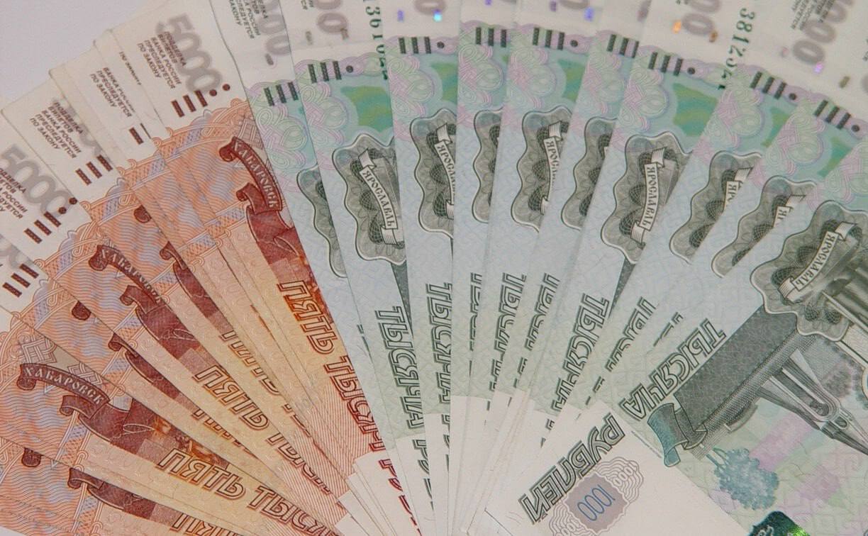 На Курилах предприниматель задолжал работнику более 500 тысяч рублей зарплаты Следователи Корсаковского района возбудили уголовное дело по факту невыплаты зарплаты работнику организации. По версии следствия, с мая 2024-го по июнь 2025 года индивидуальный предприниматель, осуществлявший свою деятельность в Курильском районе, из корыстной заинтересованности не платил одному из работников зарплату и другие выплаты, установленные законом. Общая сумма долга превысила 500 тысяч рублей. Дело возбуждено по части 2 статьи 145.1 УК РФ. Следователи устанавливают все обстоятельства произошедшего и принимают меры к погашению образовавшейся задолженности, сообщает СУ СКР по Сахалинской области.
