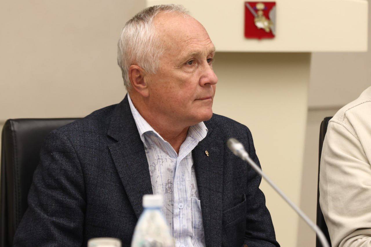 Вчера Георгий Филимонов губернатор Вологодской области провёл рабочее совещание по развитию бокса в Вологде На совещании было решено что в Вологде на базе спортивной школы Витязь будет создана школа бокса Уже выделено помещение На этой же базе будут развиваться кикбоксинг фулл контакт и тайский бокс Зал оборудован в ФОКе Золотая шайба на ул Поэта Романова 1 Сформируем тренерский состав введем дополнительные ставки старших тренеров подберем кандидатуры Отмечу что существующий в спортшколе Витязь зал продолжит функционировать и также будет специализироваться на кикбоксинге и тайском боксе уточнил Георгий Филимонов Отметим в ноябре в Вологде пройдет Кубок Губернатора Вологодской области по боксу с участием легенд мирового спорта Константина Цзю и Роя Джонса Главный бой проведут россиянин Алексей Папин с американцем Брендоном Глентоном а также матчевая встреча между сборной Вологодской области и сборной Кубы Затем Кубок России по дзюдо и Кубок губернатора Вологодской области по самбо Связаться с Вологодским Городовым или предложить новость VolGorodbot