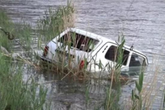 В пригороде Анапы двое погибли в автомобиле, упавшем в реку Вечером 21 июня 25-летний водитель «Нивы», двигаясь по полевой дороге, опрокинулся на нём в реку Кубань в районе хутора Прикубанский. -30-летний пассажир смог выбраться из автомобиля и сообщить о том, что в нём остались 12-летний подросток с водителем. 25-летний мужчина и несовершеннолетний не смогли выбраться из салона и утонули,-прокомментировали в полиции Кубани. По факту произошедшего в Отделе МВД по городу Анапе проводится проверка.