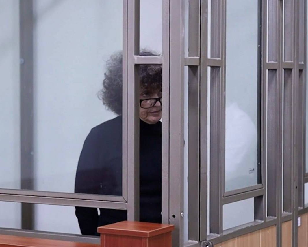 Севастопольского чиновника уволили за "утрату доверия" — он поддерживал Украину и выложил видео с матом в адрес России-Mash Олег Борисов возглавлял отдел правового обеспечения и договорной работы Ленинского района. Дружил с Оксаной Сенеджук, которая в декабре отправилась за решётку за госизмену: она сливала позиции кораблей ЧФ. Глава района Алексей Верещака заявил, что уже снял его с должности — за дискредитацию ВС РФ и поддержку Киева. При этом на сайте Борисов всё ещё "висит".