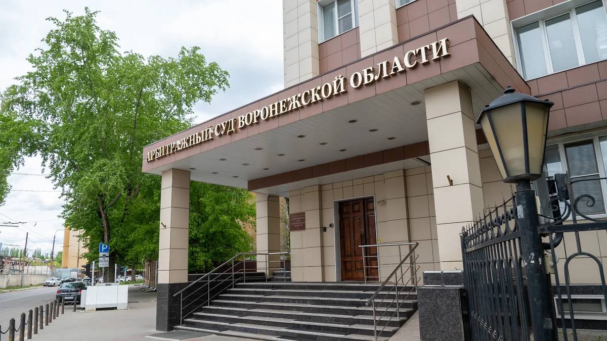 Александр Бастрыкин хочет возбудить дело о взяточничестве судьи из Воронежа Высшая квалификационная коллегия судей России ВККС на заседании 16 июля обсудит возможность возбуждения уголовного дела о взяткочничестве в отношении судьи арбитражного суда Воронежской области Светланы Мальцевой. Об этом сообщается в повестке дня заседания ВККС. По данным «Ъ-Черноземье», подозрения в адрес судьи Мальцевой могут быть связаны с уголовным делом арбитражного управляющего Владимира Коликова, которого обвиняют в даче взятки. Размер возможных взяток и подробности дела пока не раскрыты. Владимир Коликов был задержан в августе 2024 года, но позже освобожден. Фото: Олег Харсеев/Коммерсантъ Подписывайтесь на «Ъ-Черноземье»