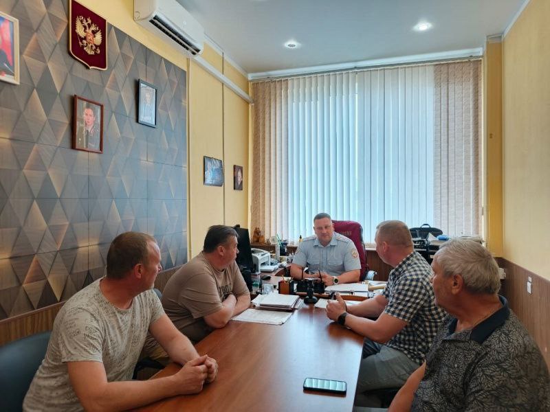 В Сергиевом Посаде прошел круглый стол с работодателями по миграционному законодательству В УМВД России по Сергиево-Посадскому округу организовали встречу, на которой обсудили вопросы миграционного законодательства. В мероприятии участвовали начальник отделения по вопросам миграции Вячеслав Баулин и представители предприятий и предпринимателей, которые нанимают иностранных работников. Цель встречи — помочь работодателям лучше понять правила оформления иностранных граждан и избежать нарушений. Обсуждали, как правильно оформить документы, поставить иностранцев на миграционный учёт и какие требования к работодателям установлены законом. Особое внимание уделили ответственности за нарушения миграционных правил, особенно за незаконное использование иностранной рабочей силы. Полицейские объяснили, к чему может привести несоблюдение правил, и подчеркнули важность внимательного оформления и учёта иностранных работников. Вячеслав Баулин призвал работодателей быть ответственными и внимательно следить за оформлением документов, чтобы не возникало проблем с законом.