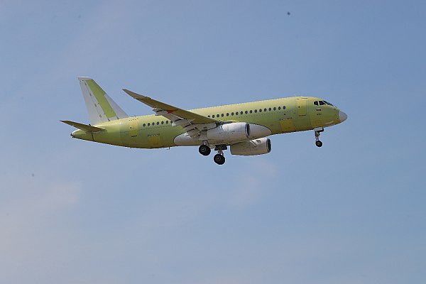 Высокоточные приборы из Крыма заменили зарубежные аналоги в SSJ 100 и МС 21 Высокоточные изделия для системы контроля за действиями пилотов изготавливаются на симферопольском предприятии Фиолент серийно для замены американских и японских аналогов ранее используемых в самолетах SSJ 100 а также для комплектации новых самолетов МС 21 сообщил РИА Новости директор одного из крупнейших промышленных предприятий Крыма завода Фиолент Александр Баталин Сегодня ту продукцию которую ранее планировали использовать в отечественных самолетах сегодня делаем мы Крым закрыл уже серийно поставляет завод а новые образцы уже в разработке Речь идет о продукции для самолетов SuperJet 100 и МС 21 сказал Баталин в кулуарах конференции Наукоемкие технологии в машиностроении Речь идет о системе контроля за действиями пилотов отметил он aviaru net n287494