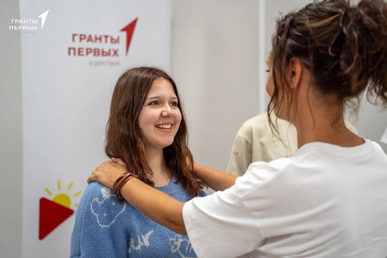 Стартовал Всероссийский проект для подростков «МедиаЛето» В летних лагерях Краснодарского края и Республики Крым для подростков проведут трехдневные образовательные медиа-интенсивы Первой площадкой проекта стал Детский оздоровительный лагерь «Энергетик» в Анапе, где участниками стали более 80 подростков со всей России. Среди спикеров – Владимир Панжев, член штаба Культурного фронта России, кинорежиссер; Маргарита Архипова, выпускница Мастерской Новых Медиа; Алина Сухарева, владелец маркетингового агентства «Маркетологи на максималках»; Анна Воробьева, бизнес-тренер, экс-руководитель управления «Благосостояние» ПАО Сбербанк; Валерия Робустова, блогер, автор блогов «Рекламирую Россию» и «про Воронеж», выпускник Мастерской Новых Медиа. «Сегодня особенно важно, чтобы подростки умели ориентироваться в медиапространстве, критически воспринимать информацию и создавать собственный, осознанный контент. Через "МедиаЛето” мы не просто даём ребятам инструменты и навыки — мы формируем у них ответственность за слово, стремление к правде и уважение к традиционным ценностям. Наш проект — это инвестиция в поколение, которое завтра будет формировать медиаповестку всей страны», – подчеркивает Амина Тотрова, руководитель проекта. Проект «МедиаЛето» – это тренинги, мастер-классы и практикумы по развитию медиаграмотности и критического мышления среди молодежи, а также формирования традиционных ценностей. Проект реализуется АНО «Лаборатория общественных проектов» при Грантовой поддержке Движения Первых. Подробнее читайте здесь #ДвижениеПервых #ГрантыПервых Подпишись — это Кавказ Сегодня!