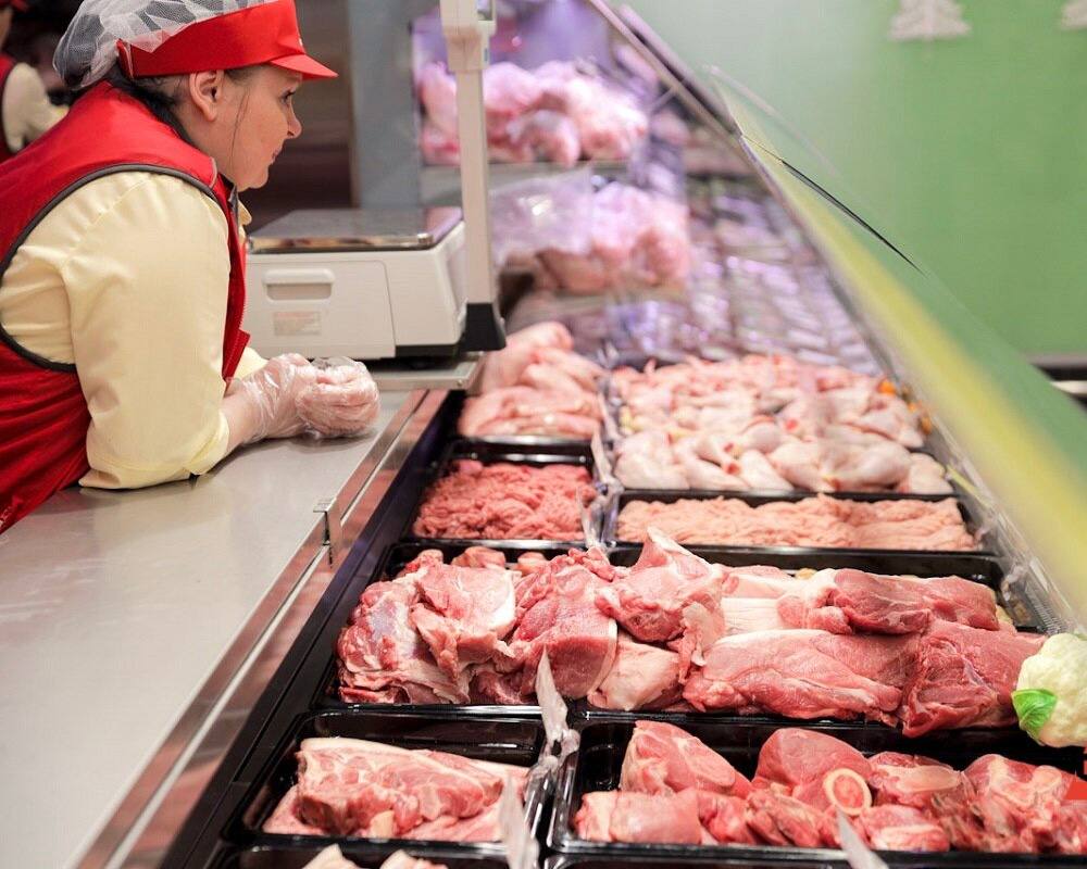 В Севастополе уничтожили около 100 килограммов мясной и рыбной продукции С 27 января по 9 февраля 2026 года инспекторы регионального Россельхознадзора проверили севастопольскую сеть супермаркетов Они обнаружили мясную и рыбную продукцию без маркировки а также продукцию с истекшими сроками годности Так выявлена обезличенная мясная и рыбная продукция не имеющая маркировки а также продукция с истекшими сроками годности полуфабрикаты мясные и рыбные копчености икра масло сливочное и другие общим весом 116 08 кг Также обнаружена продукция без ветеринарных сопроводительных документов мясо колбасы рыбная продукция общим весом 32 9 кг говорится в Азово Черноморского межрегионального управления Федеральной службы по ветеринарному и фитосанитарному надзору В отношении предприятия возбуждены административные дела Небезопасные товары уничтожены под контролем надзорного ведомства