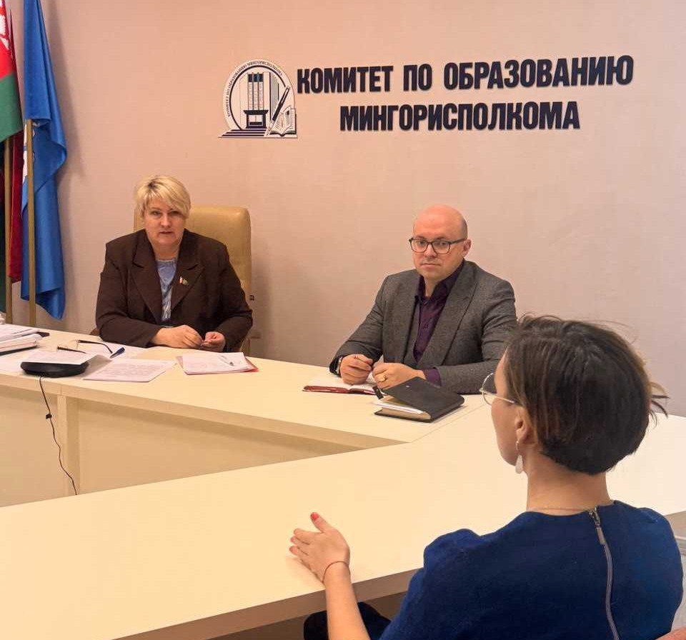 Марина Ильина работа с населением важнейшая составляющая деятельности парламентариев Сенатор провела личный приём граждан на котором решались вопросы связанные с трудовым законодательством и трудоустройством молодых специалистов Работа с населением важнейшая составляющая деятельности парламентариев Если человек пришёл на приём значит проблема существует и ему нужна помощь В таком случае не бывает больших и маленьких проблем Желание услышать человека помочь ему лежит в основе принимаемых мер по итогам обращения Кому то можно помочь сразу в ходе приёма Для решения других вопросов требуется время использование административного ресурса Так или иначе человек будет услышан проблема будет решена отметила парламентарий