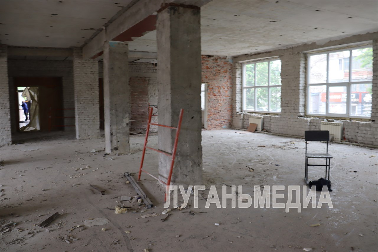 Побратимы из Красноярского края капитально ремонтируют Свердловский колледж На данный момент произведен демонтаж перегородок и штукатурки в помещениях столовой и подвала, после расчистки от скопившегося мусора строители приступят к заливке полов. – Намечен ремонт пищеблока, появится отдельное крыльцо – вход в столовую, будут оборудованы отдельные зоны для приготовления и приема пищи, расширена обеденная зона. В подвальном помещении предусмотрено овощехранилище, – рассказал «ВД» ведущий инженер отдела капитального строительства КГКУ «Управление капитального строительства по Красноярскому краю» Артем Варашев. – Планируется ремонт внутренних и наружных инженерных сетей, асфальтирование учебной площадки для вождения на территории колледжа. На центральном входе положим новую плитку, полностью поменяется вся входная группа. Подробнее читайте в газете «Восточный Донбасс» № 18 от 14.05.2025 г. Вконтакте Одноклаcсники