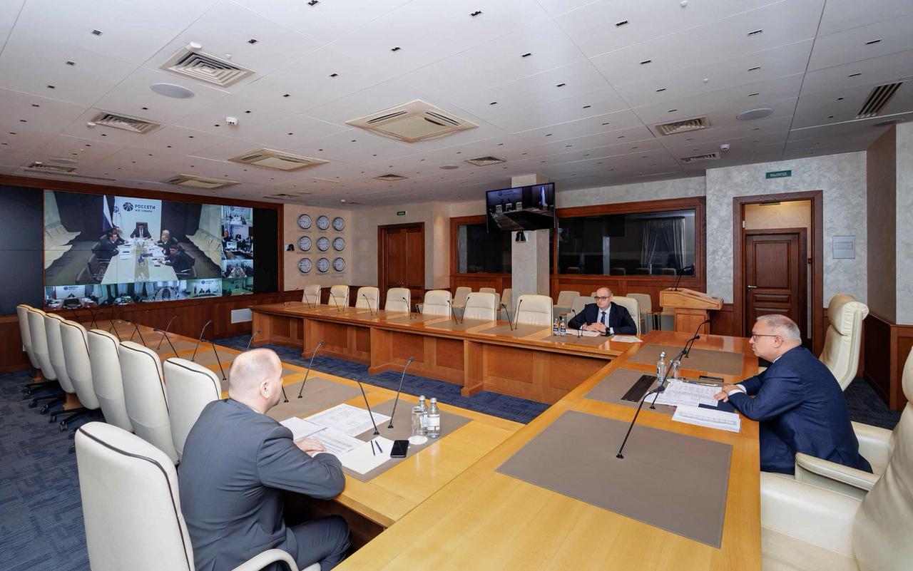 В ходе подведения предварительных итогов работы магистрального сетевого комплекса в 2025 году первый заместитель гендиректора ПАО Россети Андрей Муров отметил стабильную работу магистрального комплекса в 2025 году Приоритетом 2026 года Андрей Муров назвал реализацию проектов связанных с развитием Московской энергосистемы снижением рисков энергодефицита в регионах Юга России По его словам в Хабаровском крае будет завершено строительство транзита протяженностью более 440 км который свяжет Комсомольск на Амуре и Ванино Также Россети обеспечат выдачу мощности Шкотовской ТЭЦ и Партизанской ГРЭС в Приморье первого этапа Южно Якутской ТЭС