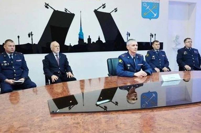 Главой ГУ ФСИН России по Петербургу и Ленобласти стал Геннадий Сальчук Полковника внутренней службы Геннадия Сальчука назначили главой ГУ ФСИН России по Петербургу и Ленинградской области. Соответствующий указ подписал президент Владимир Путин. Свой профессиональный путь в уголовно-исполнительной системе Сальчук начал ещё в 1994 году. Он стал бойцом штурмовой группы спецназа и дослужился до командира подразделения. На протяжении семи лет Сальчук отвечал за работу исправительных учреждений различного вида. Еще пять лет трудился на посту замначальника территориального органа, а до назначения главой Главного управления более четырёх лет работал первым заместителем руководителя ГУ ФСИН России по Петербургу и Ленобласти. : ГУ ФСИН России по Петербургу и Ленобласти : СПб — отдай свой буст нам