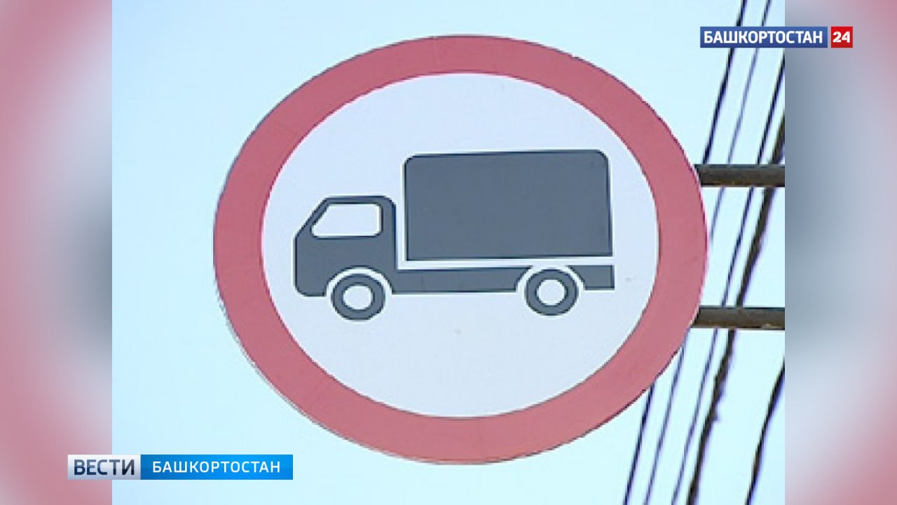 Брал взятки с перевозчика щебня: в Башкортостане арестовали сотрудника ГИБДД Он обеспечивал беспрепятственный проезд грузовика на трассе между Ашой и Иглино В Иглино сотрудник ГИБДД заключен под стражу по обвинению в получении взятки. Как сообщает пресс-служба СУ СК РФ по РБ, с 6 мая по 18 июня 2025 года он неоднократно получал взятки от гражданина, который занимается грузоперевозками шлакового щебня. Обвиняемый обеспечивал беспрепятственный проезд грузовика на трассе между Ашой и Иглино. Общая сумма взяток составила 45 тысяч рублей. Сотрудники УФСБ России по РБ задержали злоумышленника при получении очередной части взятки. «В отношении сотрудника Госавтоинспекции судом по ходатайству следователя избрана мера пресечения в виде заключения под стражу. В настоящее время продолжаются следственные действия для сбора и закрепления доказательственной базы», — добавили в региональном следкоме. Подписаться Сообщить новости