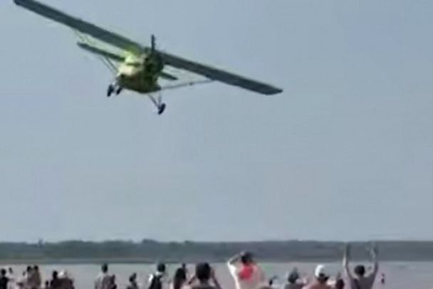 СК на транспорте пришел к пилоту после полета «кукурузника» над пляжем в Коккорево Как стало известно 47news, Ленинградским следственным отделом СК на транспорте возбуждено уголовное дело о хулиганстве. Следователи общаются с пилотом, который вечером 12 июля пролетел над пляжем у деревни Коккорево. Воздушное судно опустилось крайне низко и, покачиваясь, прошло над загорающими в воде и на суше. Известно, что тем вечером самолет-"кукурузник" TP-301 с номером RA-68125 вылетел с аэродрома Сельцо. Также сообщалось, что полет был организован Академией авиационных видов спорта имени Преображенского. Руководитель в комментариях прессе утверждал, что это была часть программы по осмотру состояния достопримечательностей, мемориалов и других памятных мест Всеволожского района. Подробнее о версии - в материале "Полет мимо памятников. Какой самолет в Ленобласти перескочил силовиков". скриншот видео "ТВЦ", опубликованного телеграм-каналом Росавиации