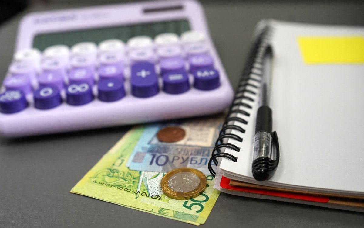 В Беларуси второй месяц замедляется рост ВВП За 11 месяцев этого года он составил 258 млрд рублей В сопоставимых ценах ВВП вырос за январь ноябрь на 1 3 в сравнении с таким же периодом прошлого года В октябре он увеличился на 1 5 а до этого два месяца показывал рост на 1 6 По изначальным прогнозам рост ВВП в этом году должен составить 4 1 По оценкам Всемирного банка в 2025 году экономика Беларуси вырастет на 1 9  Подробнее