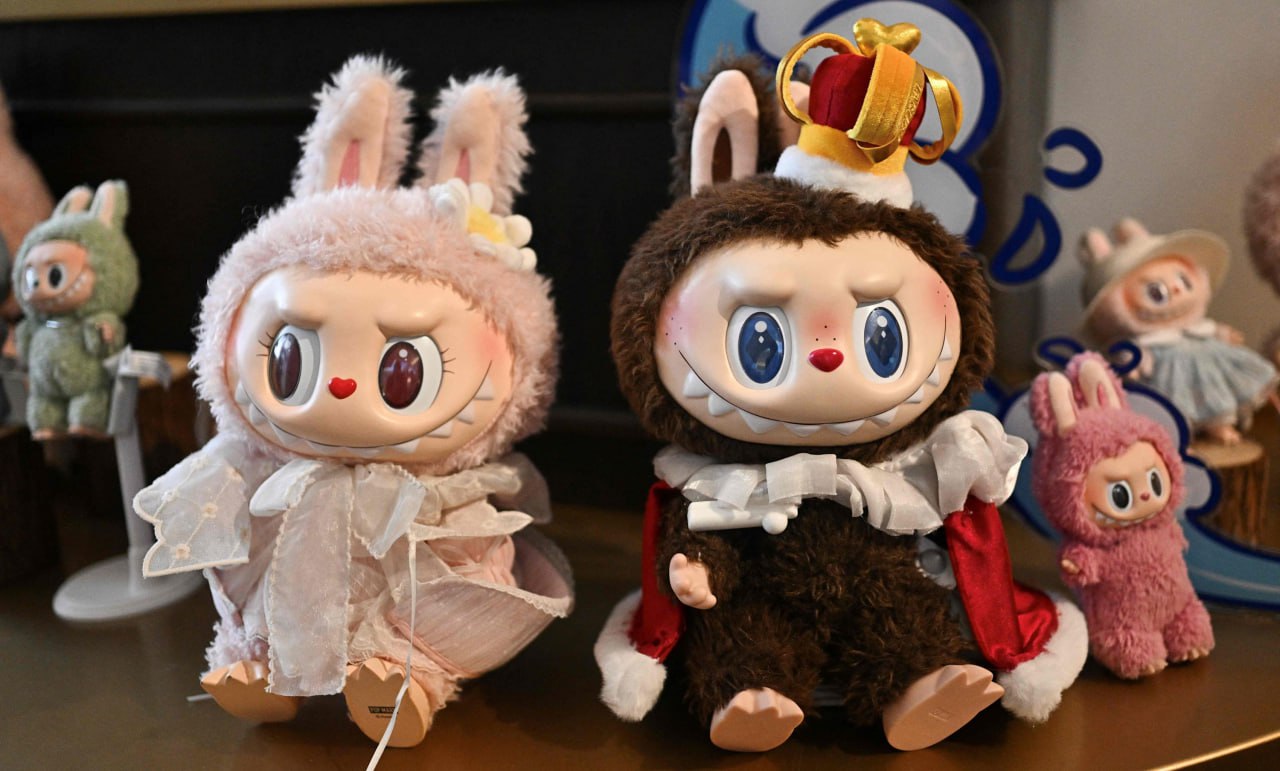 Роскачество провело анализ кукол Лабубу и обнаружило опасное вещество диоктилфталат в одной из 13 игрушек Это токсичное вещество может вызывать аллергии раздражение кожи и слизистых а также влиять на гормональный фон и вызывать ожирение Особенно в группе риска маленькие дети которые облизывают и грызут игрушки При покупке рекомендуется запрашивать декларацию соответствия и обращать внимание на наличие зеленой галочки на маркетплейсах Вологда Регион 35ТВ в MAX