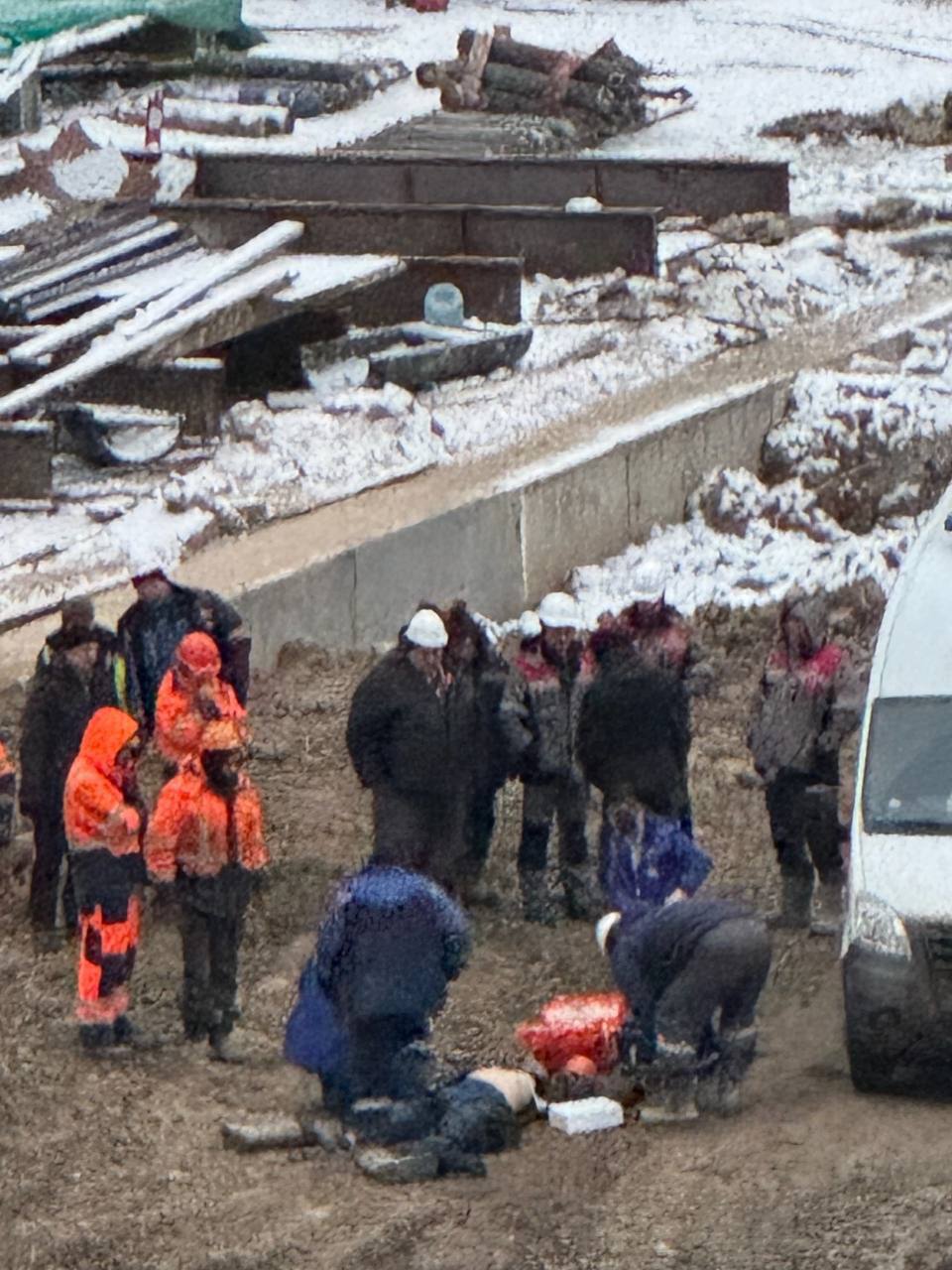 На стройплощадке метро на площади Свободы умер мужчина  В ГУММиД сообщили: «8 февраля на стройплощадке «Площадь Свободы» скончался 41-летний рабочий субподрядной организации. До прибытия скорой помощи на месте мужчине оказывалась первая помощь. Предварительная причина не связана с производством работ — внезапная остановка сердца».    Пoдписаться   Реклама   Прислать новость