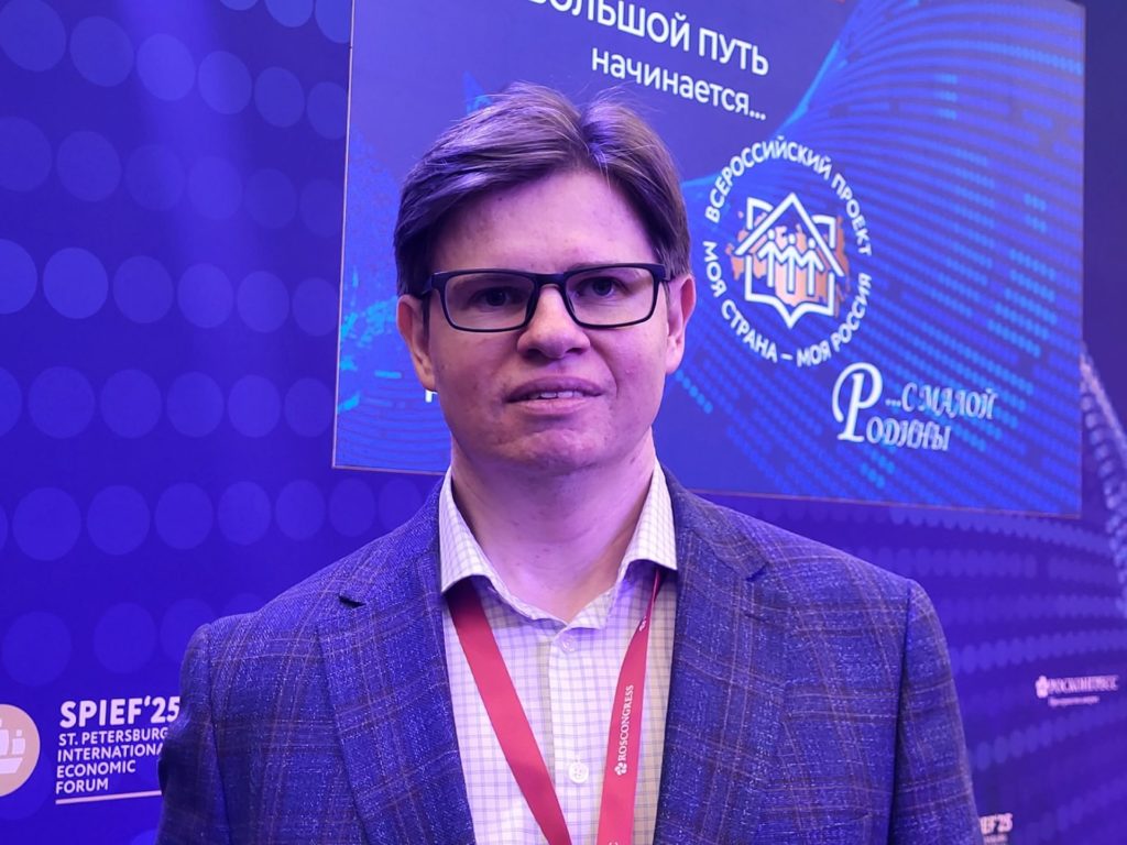 В Санкт-Петербурге на XXII Всероссийском конкурсе «Моя страна – моя Россия» работал эксперт из Рязани Павел Квартников Он – соорганизатор конкурса, сотрудник РГУ имени С.А.Есенина. – Мы активно работаем с Павлом Квартниковым. Он любит наш конкурс. Он такой носитель рязанской энергетики в нашем конкурсе. Это очень здорово! – говорит научный руководитель конкурса, член – корреспондент Российской академии образования Лариса Пастухова. – Я вместе с конкурсом «Моя страна – моя Россия» более 15 лет. Это сильное сообщество экспертов, наставников, участников, которому хочется помогать, потому что оно развивает человека и как профессионала, и как патриота. Конечно, важно, что предлагают участники, какие идеи актуальны для них. В этом году меня буквально потрясла история девушки из Республики Мордовия Екатерины Киселевой. Она работает над созданием интерактивной карты села Пичеуры и не только изучает историю своей малой родины, но и старается привлечь туристов в село с серьезным культурным и духовным наследие...