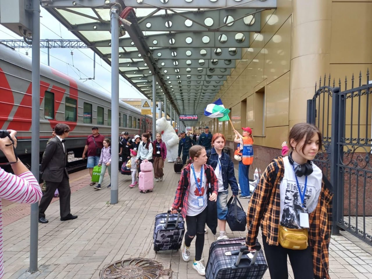 Дети из Красного Луча приехали в лагерь в Башкортостане В Республику Башкортостан на отдых приехала первая группа детей из г.Красный Луч Луганской Народной Республики. 96 ребят отдохнут в детском оздоровительном лагере "Дружба" Мелеузовского района. На перроне гостей ждали ростовые куклы всеми любимых героев мультфильмов, а также веселая музыка с национальным колоритом. За время отдыха в Республике Башкортостан дети познакомятся с историей Республики Башкортостан, ее традициями. - Уверен, отдых для ребят будет полезным и принесет много положительных эмоций, - рассказал министр образования и науки Республики Башкортостан Ильдар Мавлетбердин