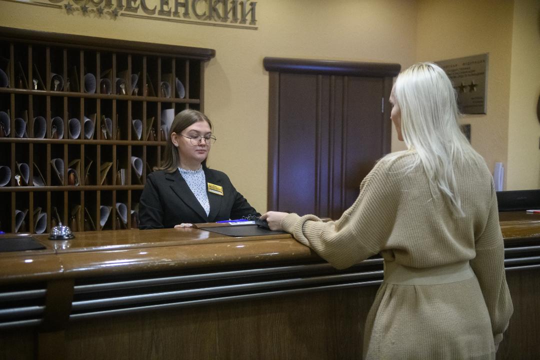 С 1 января 2026 года в Иркутске введут туристический налог Такое решение одобрила городская дума Там уточнили что налог будет взиматься не с туристов а с доходов гостиничного бизнеса Вначале размер составит 1 а затем будет ежегодно увеличиваться на 1 до 2030 года минимальный размер 100 рублей в сутки От этого ожидается увеличение доходов в бюджете города рассказали в пресс службе думы Обязанность уплаты налога распространяется на гостиницы отели хостелы глэмпинги кэмпинги санатории дома и базы отдыха Исключение составят лишь владельцы жилья сдаваемого посуточно и учреждения социальной сферы к которым относятся общежития