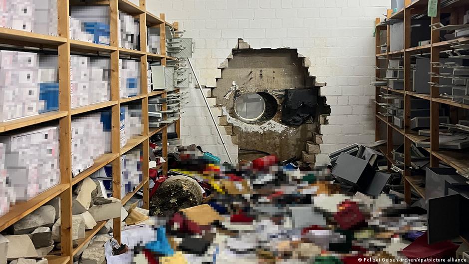 Банк Sparkasse в Гельзенкирхене ограбили примерно на 30 миллионов евро Как отмечается в отделении было взломано около 3200 сейфов вследствие чего пострадало более 2500 человек Точную сумму назвать невозможно поскольку банки как правило не знают о содержимом сейфов в которых часто хранятся деньги золото и драгоценности Но специалисты уже сейчас констатируют что произошло одно из крупнейших ограблений в истории криминальной полиции Германии Сообщается что взлом был обнаружен в ночь на понедельник 29 декабря когда пожарные и полицейские обыскивали здание этого банка из за срабатывания пожарной сигнализации По данным следствия преступники проникли через соседний паркинг и несколько помещений в комнату с ячейками пробив дыру в ее стене на фото Для этого они использовали мощный специальный бур Свидетели сообщили полиции о нескольких мужчинах которых в период преступления видели на лестничной клетке парковки с большими сумками На видеозаписях также виден черный автомобиль с ранее украденным в Ганновере номерным знаком Вопреки сборам обеспокоенных клиентов перед ограбленным зданием в Гельзенкирхене земля Северный Рейн Вестфалия банк Sparkasse на своем сайте призвал воздержаться от посещения отделения В настоящее время мы согласовываем со страховой компанией как можно наиболее удобным для клиентов образом компенсировать ущерб говорится в сообщении dwglavnoe