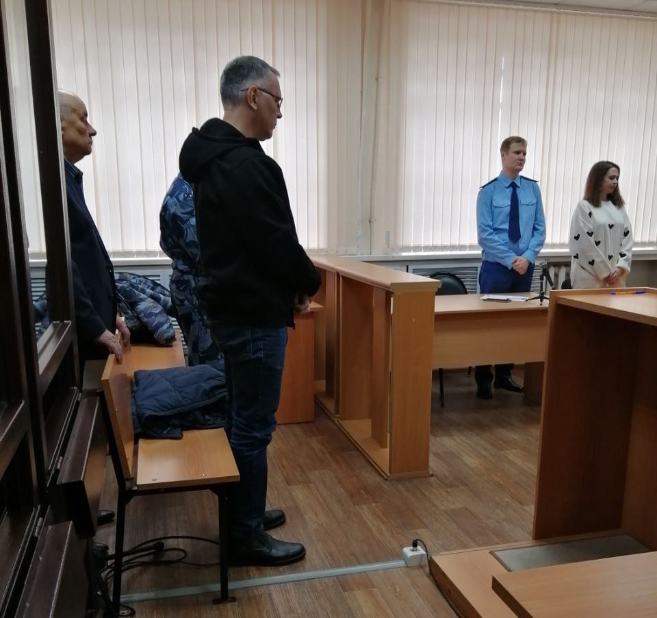 Бывший депутат Госсовета Удмуртии Алексей Вершинин получил 4 года колонии строгого режима и 5 млн рублей штрафа по делу о получении взятки Стоит отметить что высокопоставленный газовик ещё легко отделался обычно сроки по таким статьям и суммам взятки заметно больше Да и до суда он время не в СИЗО проводил а под домашним арестом Может потому что фамилия такая