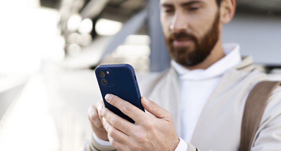 В iOS обнаружен скрытый способ обмена сообщениями без мессенджеров Пользователи iPhone нашли неожиданную возможность которая превращает стандартное приложение Заметки в полноценный инструмент для общения в реальном времени Это своеобразный скрытый мессенджер внутри операционной системы Для активации чата необходимо создать новую или открыть существующую заметку Затем следует нажать кнопку Поделиться Система предложит отправить ссылку приглашение через любой удобный способ iMessage электронную почту или мессенджер После того как собеседник примет приглашение и откроет заметку все участники смогут в режиме реального времени видеть изменения вносимые каждым из них Это позволяет не только совместно редактировать текст но и вести диалог поочередно добавляя новые строки или используя функцию отметок iguides