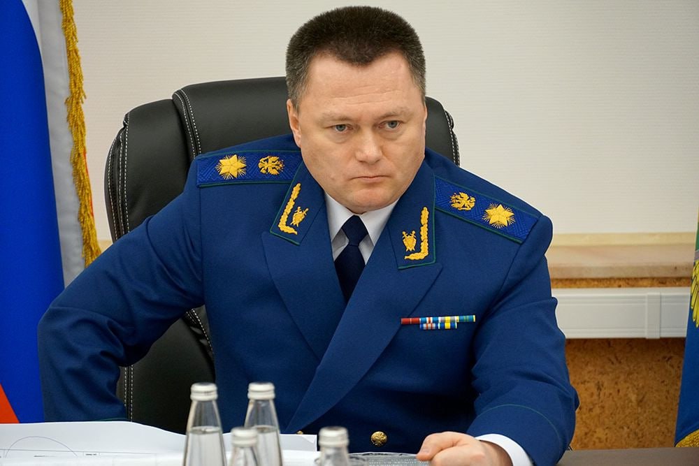Генпрокурор Игорь Краснов назвал бизнесу способ снять риски судебных претензий законопослушное и социально ориентированное поведение Под этим понимается честное ведение бизнеса своевременная выплата заработной платы и ее индексация защита прав трудового коллектива вклад в развитие инфраструктуры предприятия посильное участие в развитии региона на территории которого осуществляется предпринимательская деятельность Ранее Краснов сообщал что Генпрокуратура добилась возвращения в собственность государства пяти стратегических предприятий четыре из которых находились под зарубежным контролем Всего через суд мы обратили в пользу государства имущество стоимостью почти на 2 4 трлн рублей заявил Генпрокурор Краснов также рассказал что Генпрокуратура не занимается ревизией приватизации в России и не дает индульгенций По его мнению абсолютное большинство приватизационных конкурсов в России проводились безупречно с юридической точки зрения Он подчеркнул что прокуроры проводят проверки и готовят соответствующие иски в связи с установленными фактами коррупции незаконного вывода активов преднамеренного банкротства и других действий криминального характера