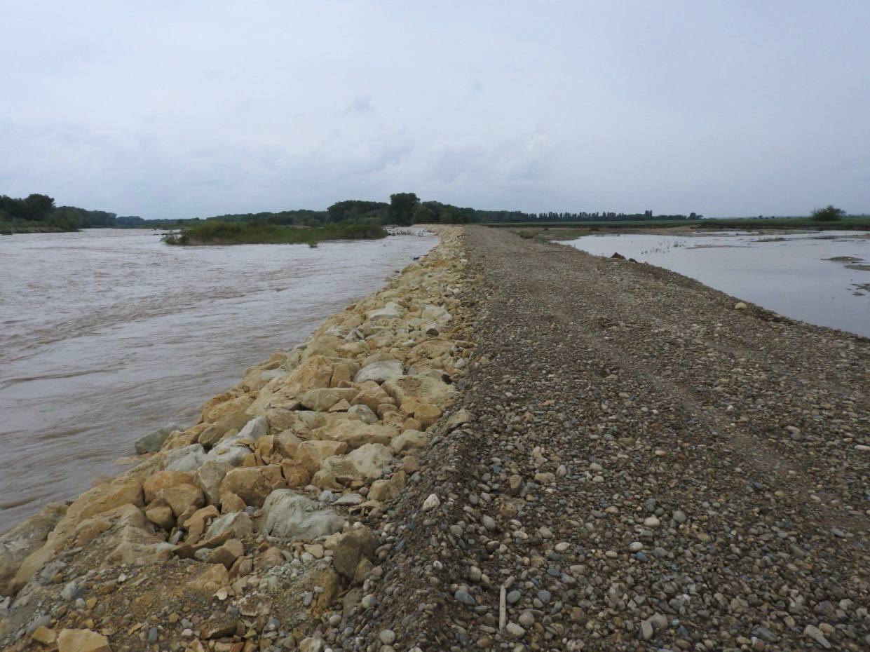 Завершён капитальный ремонт защитной дамбы на левом берегу Лабы в селе Натырбово Кошехабльского района Работы начались в 2024 году протяжённость аварийного участка 1 13 км Средства на берегоукрепление были выделены по линии Росводресурсов в рамках федерального проекта Защита от наводнений и иных негативных воздействий вод и обеспечение безопасности гидротехнических сооружений В ходе капремонта строители полностью восстановили тело поврежденного участка дамбы восстановили откосы и покрыли гребень дамбы гравийно песчаной смесью Капитально отремонтированный участок соединили с существующей дамбой выше и ниже по течению реки Благодаря этому снята угроза подтопления на площади более пяти тысяч гектаров где проживают 1 7 тыс человек Защита территорий от паводков одно из значимых направлений в работе региональных и местных властей Во взаимодействии с Федеральным агентством водных ресурсов планово ведём расчистку русел рек и берегоукрепление ликвидируем или передаём в муниципальную собственность бесхозные гидротехнические сооружения Стремимся действовать на перспективу прогнозировать и своевременно устранять проблемные участки не допуская чтобы от стихии пострадали наши жители Подписаться на МАХ