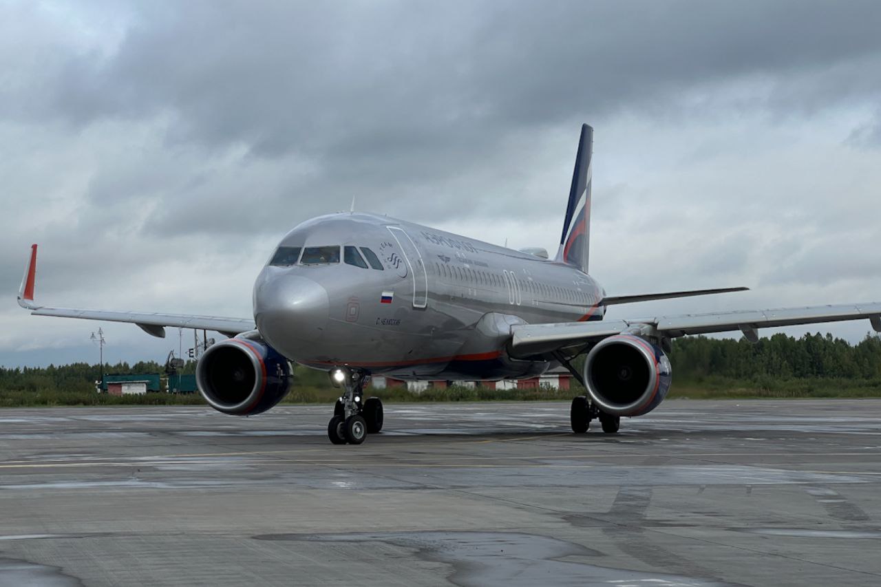 Благодарю Министра транспорта РФ Андрея Никитина и группу Аэрофлот за поддержку нашей инициативы по увеличению перевозной емкости воздушных судов которые курсируют по маршруту Архангельск Москва Эту тему мы обсуждали совсем недавно в рамках нашей рабочей встречи и уже получили положительное решение В декабре этого года самолеты Sukhoi Superjet 100 которые сейчас перевозят пассажиров заменят на более вместительные Благодаря этому в следующем месяце авиакомпания планирует перевезти 18 850 человек что на 7 5 превысит изначально планируемые объемы рассчитанные исходя из судов меньших размеров Кроме того 6 и 7 декабря по маршруту Архангельск Москва будут следовать дополнительные рейсы их будет три вместо обычных двух