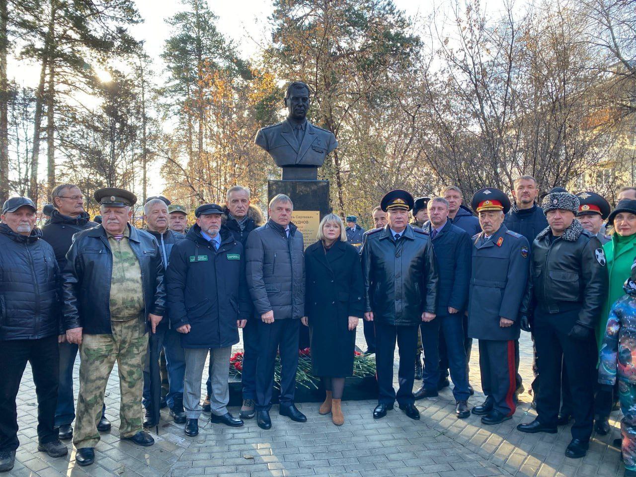 В Ангарске увековечили память Героя России Игоря Сергеевича Груднова Памятник был установлен в сквере на пересечении улиц Карла Маркса и Чайковского по инициативе местного Совета ветеранов Росгвардии возглавляемого Вячеславом Николаевичем Петряевым В нынешнее время особенно важно поддерживать такие инициативы На торжественном открытии присутствовали родственники и коллеги героя среди которых была вдова Игоря Сергеевича Светлана Николаевна а также генерал лейтенант полиции и начальник главного управления МВД России по Иркутской области Дмитрий Анатольевич Ильичев Автором монумента стал известный ангарский скульптор Евгений Анатольевич Ставский Высота памятника составляет 2 8 метра Молодое поколение ангарчан должно знать о настоящих патриотах Отечества которые защищали границы страны с оружием в руках и посвятили свою жизнь служению Родине В 1989 1991 годах Игорь Сергеевич занимал должность заместителя командира полка ангарской войсковой части 3695 В 1990 году он лично разоружил и задержал двух особо опасных преступников убивших часового на посту ИТК 2 За проявленное мужество командир был награжден государственной наградой Военная карьера Игоря Сергеевича включает множество героических событий и его заслуги перед Родиной навсегда останутся в памяти людей