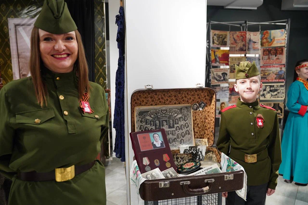 В Белово открылась уникальная выставка «Семейные реликвии Победы». В ней представлены чемоданы с вещами фронтовиков: их письмами, орденами и фотографиями. Такое оформление выбрано неслучайно — по сути, в этих чемоданах собрана вся жизнь наших героев. Например, семья Саватнеевых сохранила фотографии и личные вещи своего деда Пантелея Ивановича Колчегошева, который ушел на фронт в 23 года. Войну он закончил в Варшаве, домой вернулся в 1947 году. Его правнук сейчас защищает Родину в зоне СВО. Также в канун 80-й годовщины Дня Великой Победы в свет вышел пятый том сборника «Дважды Победители. Опаленные войной». В издание вошли истории о подвигах беловчан на фронте и в тылу, о работе эвакогоспиталей и участниках специальной военной операции. Илья Середюк. Подписаться